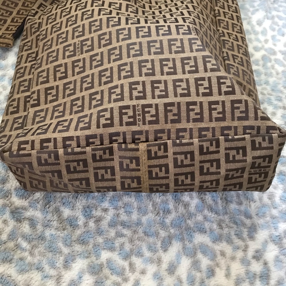 ⛔️SOLD⛔️Fendi Tote - Picture 2 of 8